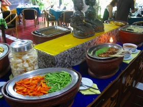 ランチはジャワカレーなどのインドネシア料理ブッフェ