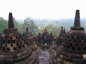 ボロブドゥール寺院上部からの雄大な眺め