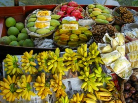 タイらしい南国フルーツが並ぶ水上市場