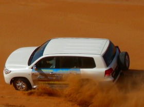 広大なドバイの砂漠を思いっきりドライブ！