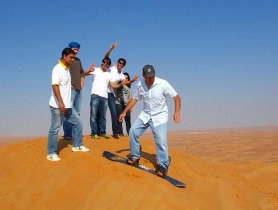 ドバイの砂漠でサンドボーディングに挑戦！