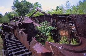 戦車や大砲などがいまも残るペリリュー島