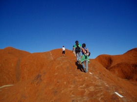 エアーズロック登山道は意外と急勾配