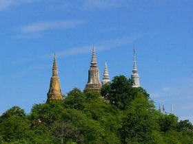ウドン市の山の上に残る塔