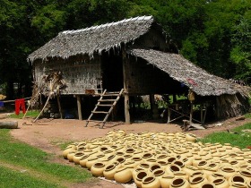 コンポンチュナンでの素朴な焼き物作りの様子