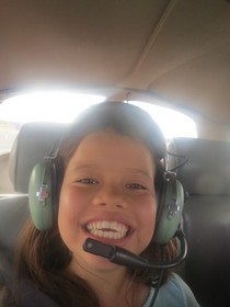 子供でも楽しめます。パイロットとはマイクを通して飛行中に会話（英語）もできます