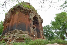 「ラテライトとレンガで造られた」プノンダー寺院