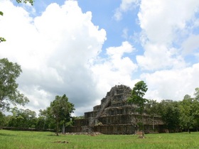 7段ピラミッド型の寺院「プラサット・トム」