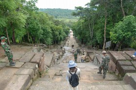 プレアヴィヒア遺跡に行くための急階段！