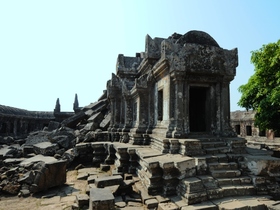 タイとカンボジアの国境にそびえるプレアヴィヒア寺院