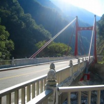 峡谷を渡る橋