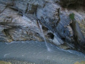 岩の間から滝のように水が流れる様子