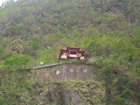 朱色の屋根が鮮やかな建物