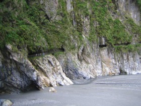 岩壁を縫う細い通路