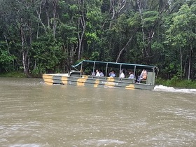 水の中ではボートのように進みます