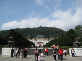たくさんの人が訪れる人気の博物館