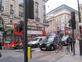 街中でロンドン名物2階建てバスや黒いタクシーを探そう
