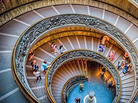 バチカン美術館内の美しい螺旋階段