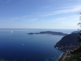 美しい南仏の海と海岸線