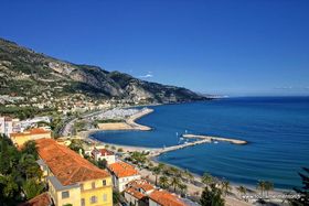 イタリアとの国境近くの、フランスで有名なレモンの町