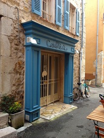色使いも可愛い南仏の建物