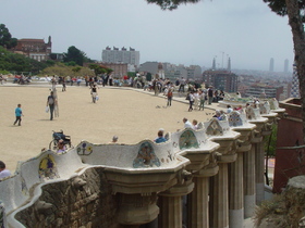 世界遺産グエル公園とバルセロナの街並み