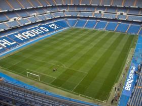 マドリードのサッカー場全体を見下ろす最上席