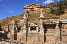 エフェソス遺跡「トラヤヌスの泉」
