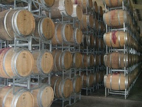 ニュージーランドワインがたっぷりと入った樽の貯蔵庫