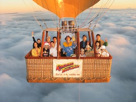 熱気球から見下ろす雲海の神々しいこと！