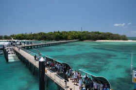 グリーン島の桟橋からビーチを望む