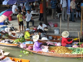タイらしい南国フルーツが船で行き交う市場の様子