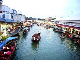 週末だけ開かれるタイ人に大人気の夜の水上マーケット