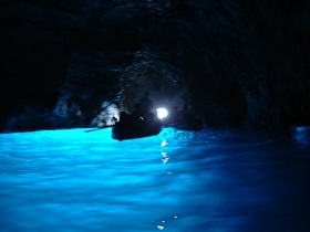 海の水が幻想的な蒼色に光る洞窟内部