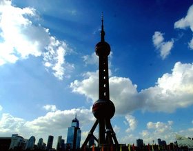 浦東の高層ビル群の中でも一際目立つテレビ塔