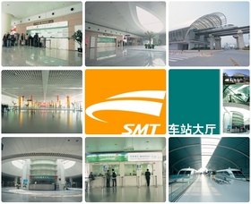 近代的な駅と中国の市内を駆け抜けるリニアモーターカー