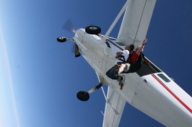 飛行機からジャンプ！一気に落下します