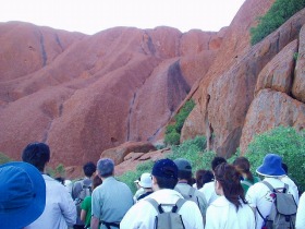 麓めぐりでエアーズロックを間近に見る