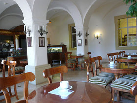 グドゥルー城 宮殿内のカフェ