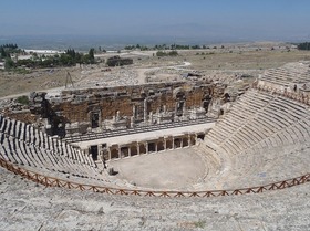劇場や浴場などが残るヒエラポリス遺跡