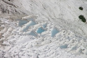 白と水色の絶景が広がる石灰棚