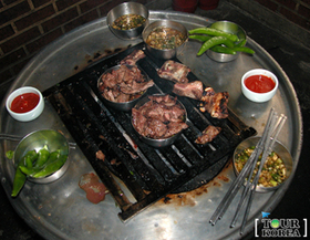 韓国では珍しい立ち食い屋で食べる焼肉