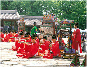 外国人観光客に韓国の伝統文化を紹介