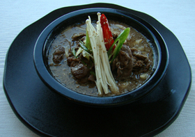韓国ならでは、熱々の釜に入った煮込み料理