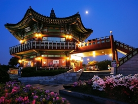 韓国の伝統的な建物も夜はまた違った印象に