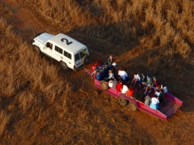 大草原の中を気球まで移動