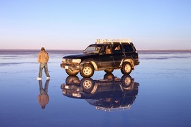 塩湖の定番、4WDとの鏡張り写真。