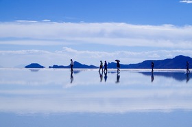 鏡張りのウユニ塩湖