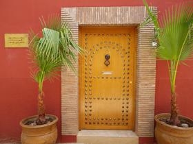Riad Amya 入口。赤い壁に小さな可愛いドアが印象的。
