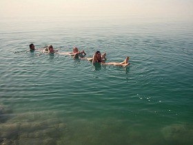 死海に浮かびながら記念撮影